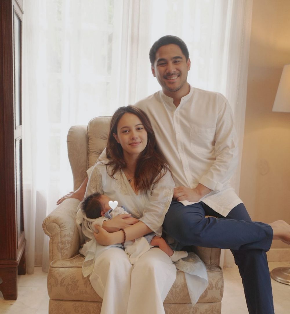 7 Potret akikah anak pertama Anggika Bolsterli dan Omar, gaya potongan rambut sang bayi bikin salfok