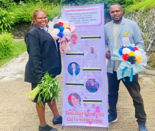 Kisah perjuangan mahasiswa asal Papua nyelesain skripsi pakai HP, bukti keterbatasan bukan penghalang