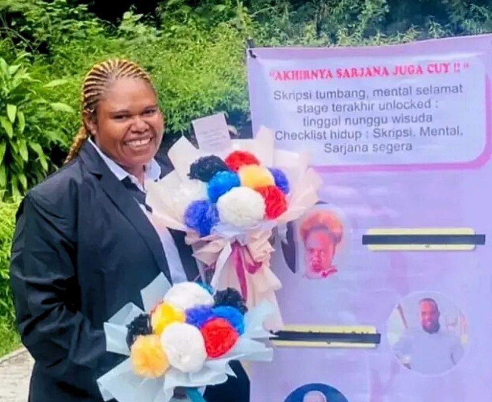 Kisah perjuangan mahasiswa asal Papua nyelesain skripsi pakai HP, bukti keterbatasan bukan penghalang