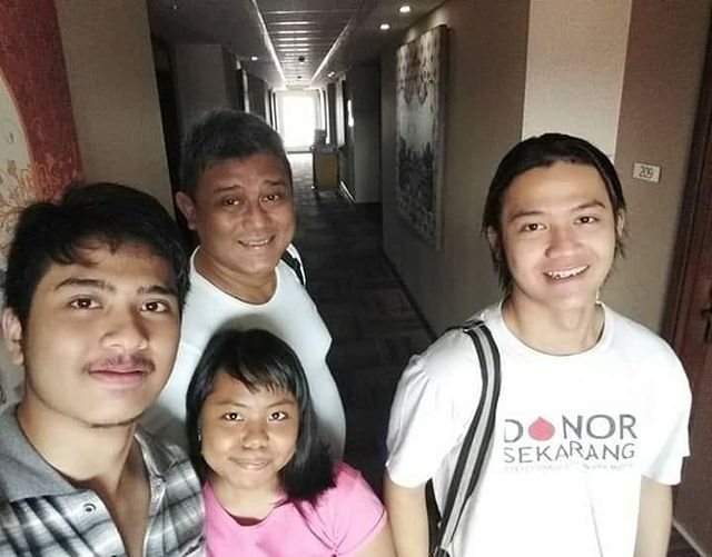 Pemeran Prabu Angling Dharma punya tiga anak, 11 potret Anto Wijaya bareng dua putranya bak kakak adik