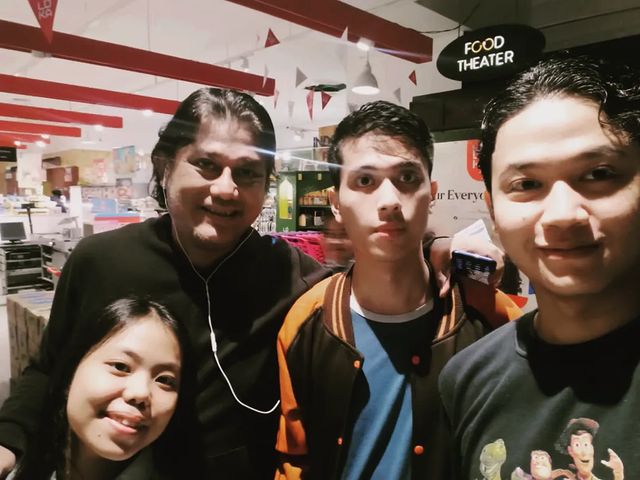 Pemeran Prabu Angling Dharma punya tiga anak, 11 potret Anto Wijaya bareng dua putranya bak kakak adik