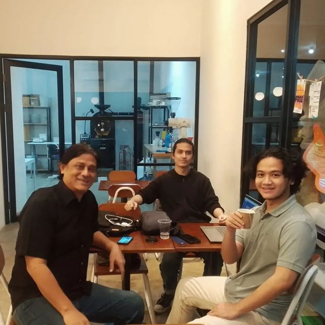 Pemeran Prabu Angling Dharma punya tiga anak, 11 potret Anto Wijaya bareng dua putranya bak kakak adik