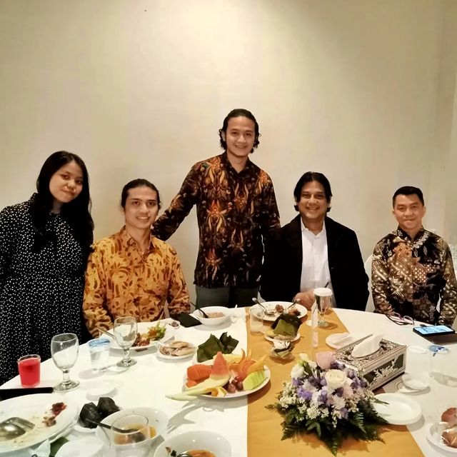 Pemeran Prabu Angling Dharma punya tiga anak, 11 potret Anto Wijaya bareng dua putranya bak kakak adik