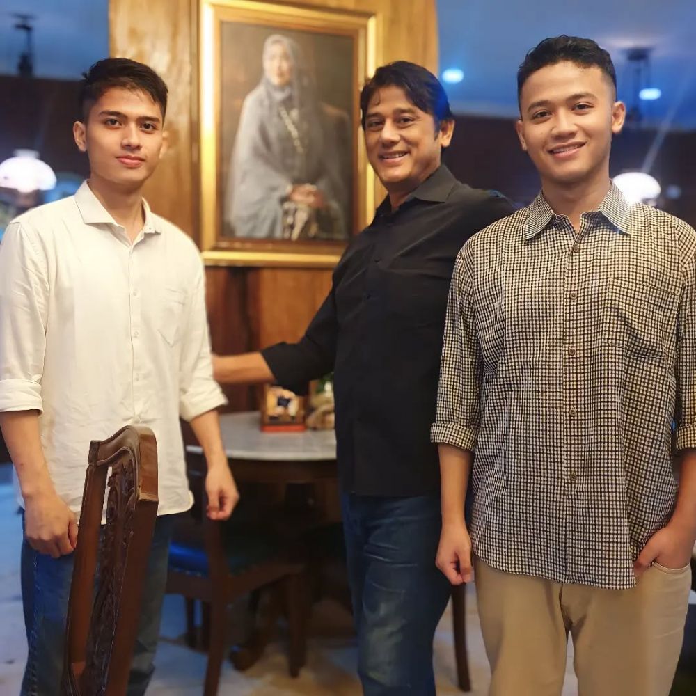 Pemeran Prabu Angling Dharma punya tiga anak, 11 potret Anto Wijaya bareng dua putranya bak kakak adik