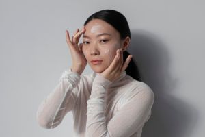 Wanita ini bagikan rahasia awet muda dan glass skin, ternyata pakai masker kolagen dari 2 bahan dapur