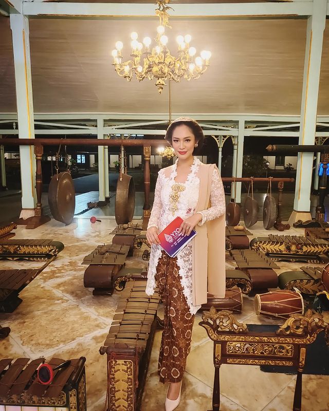 Anak Deddy Mizwar pernah perankan pembantu di Lorong Waktu, 11 potret terbarunya jadi presenter top