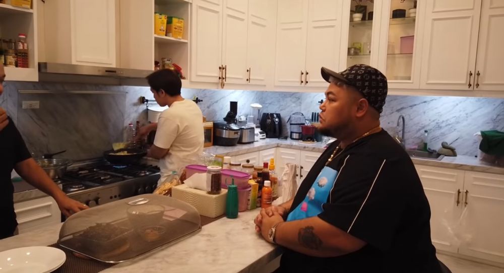 Bocah ini host pernah cuma punya uang Rp100 ribu kini huni rumah puluhan miliar, 11 potret dapurnya