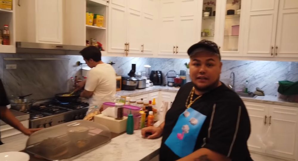 Bocah ini host pernah cuma punya uang Rp100 ribu kini huni rumah puluhan miliar, 11 potret dapurnya