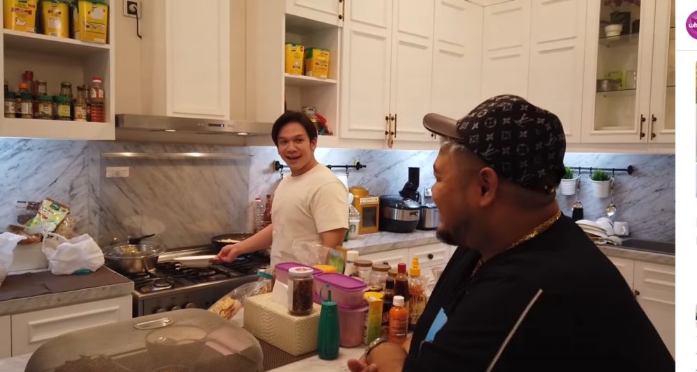 Bocah ini host pernah cuma punya uang Rp100 ribu kini huni rumah puluhan miliar, 11 potret dapurnya