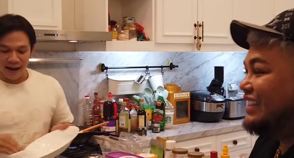 Bocah ini host pernah cuma punya uang Rp100 ribu kini huni rumah puluhan miliar, 11 potret dapurnya