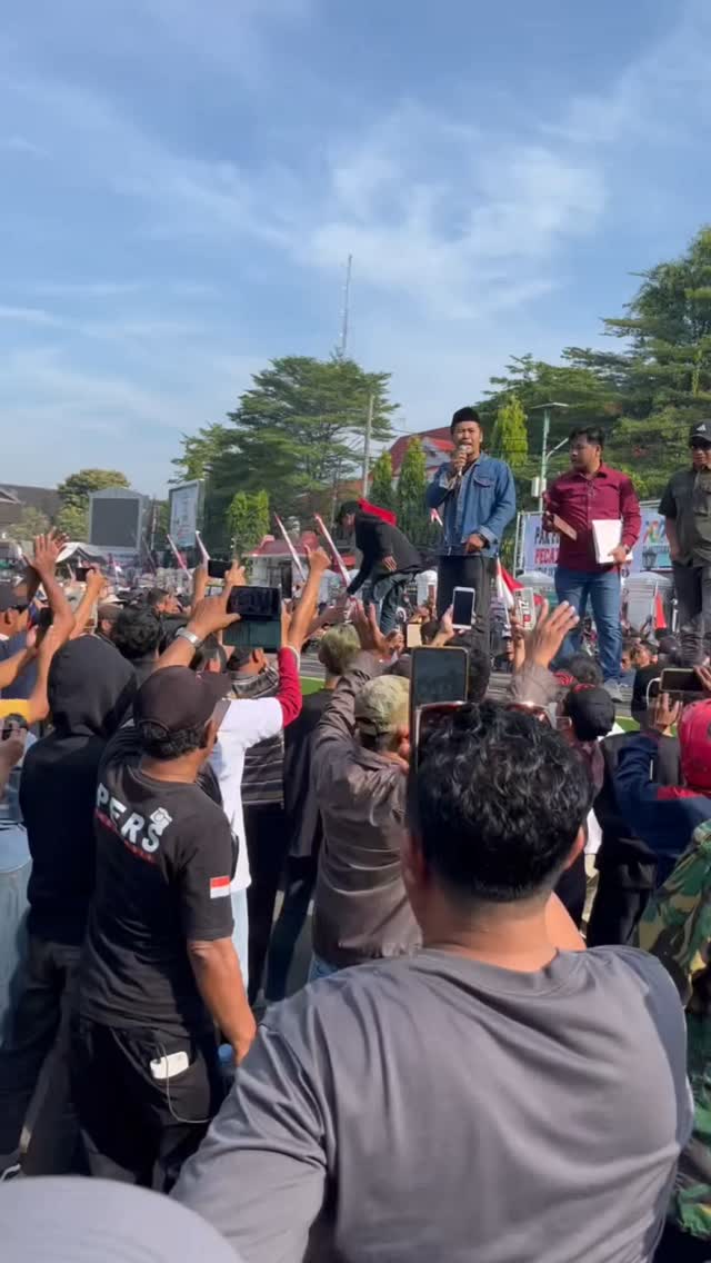 Ribuan warga di Kabupaten Pati unjuk rasa tuntut Bupati Pati mundur dari jabatan usai bersikap arogan
