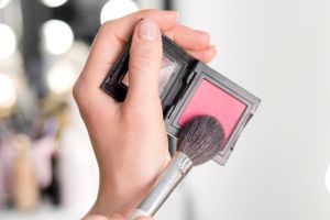 Blush on mengering dan bikin warnanya pudar? Ini cara mengatasinya cuma dengan 1 alat sederhana