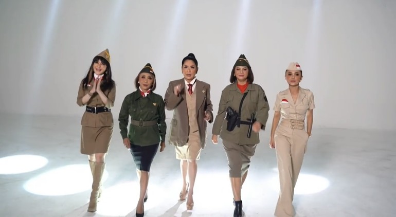 Beda gaya 11 pertemanan artis papan atas saat pemotretan, geng Luna Maya elegan dengan nuansa hitam