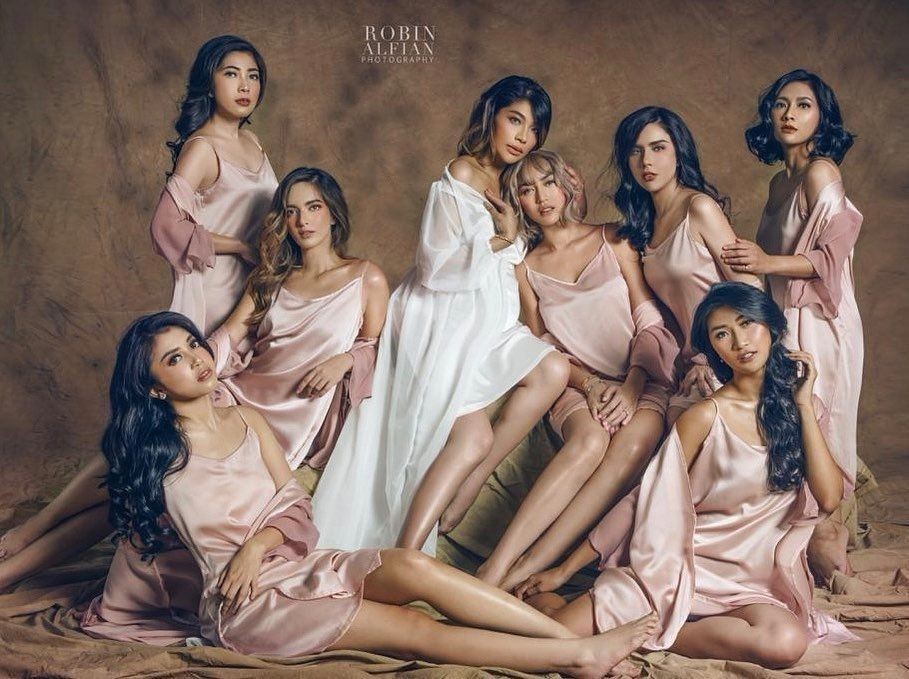 Beda gaya 11 pertemanan artis papan atas saat pemotretan, geng Luna Maya elegan dengan nuansa hitam