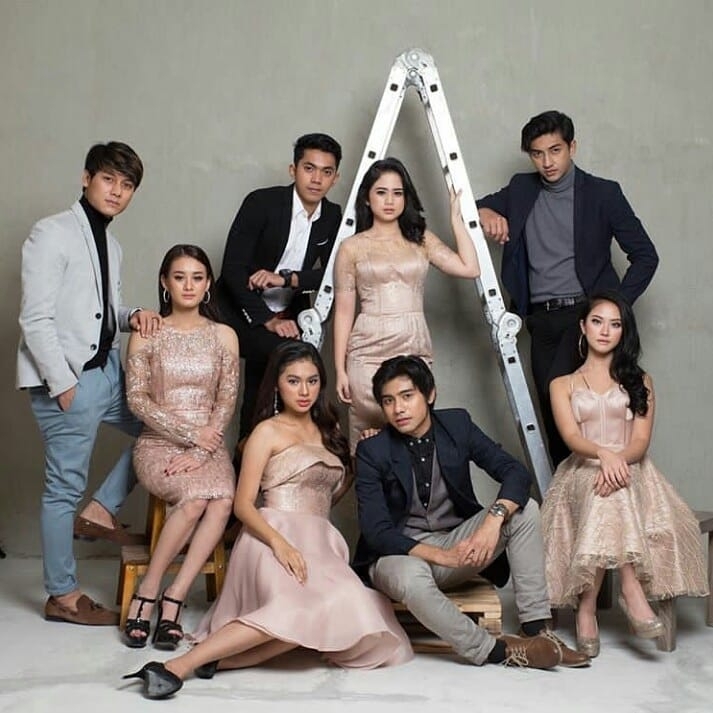 Beda gaya 11 pertemanan artis papan atas saat pemotretan, geng Luna Maya elegan dengan nuansa hitam