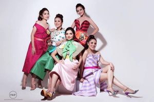 Beda gaya 11 pertemanan artis papan atas saat pemotretan, geng Luna Maya elegan dengan nuansa hitam