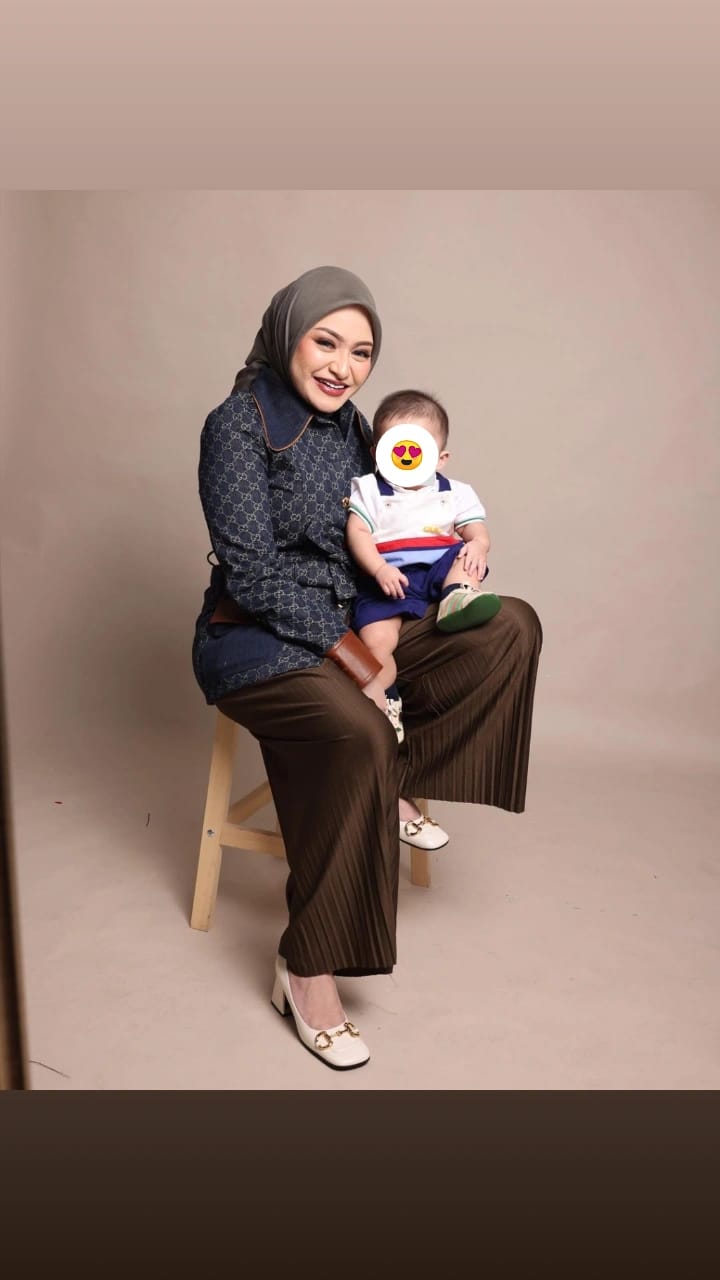 Beda gaya 9 istri komedian saat pemotretan bareng anak, aura keibuannya terpancar