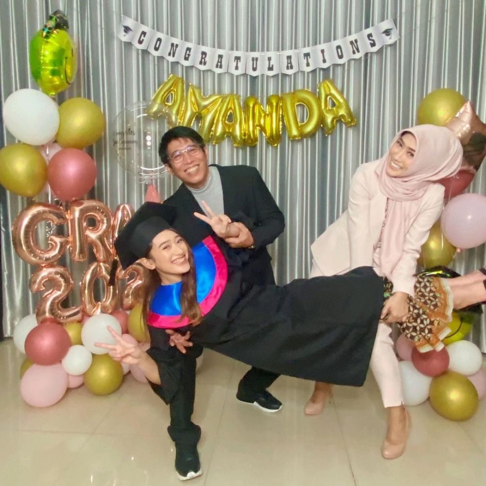 Beda gaya 9 istri komedian saat pemotretan bareng anak, aura keibuannya terpancar