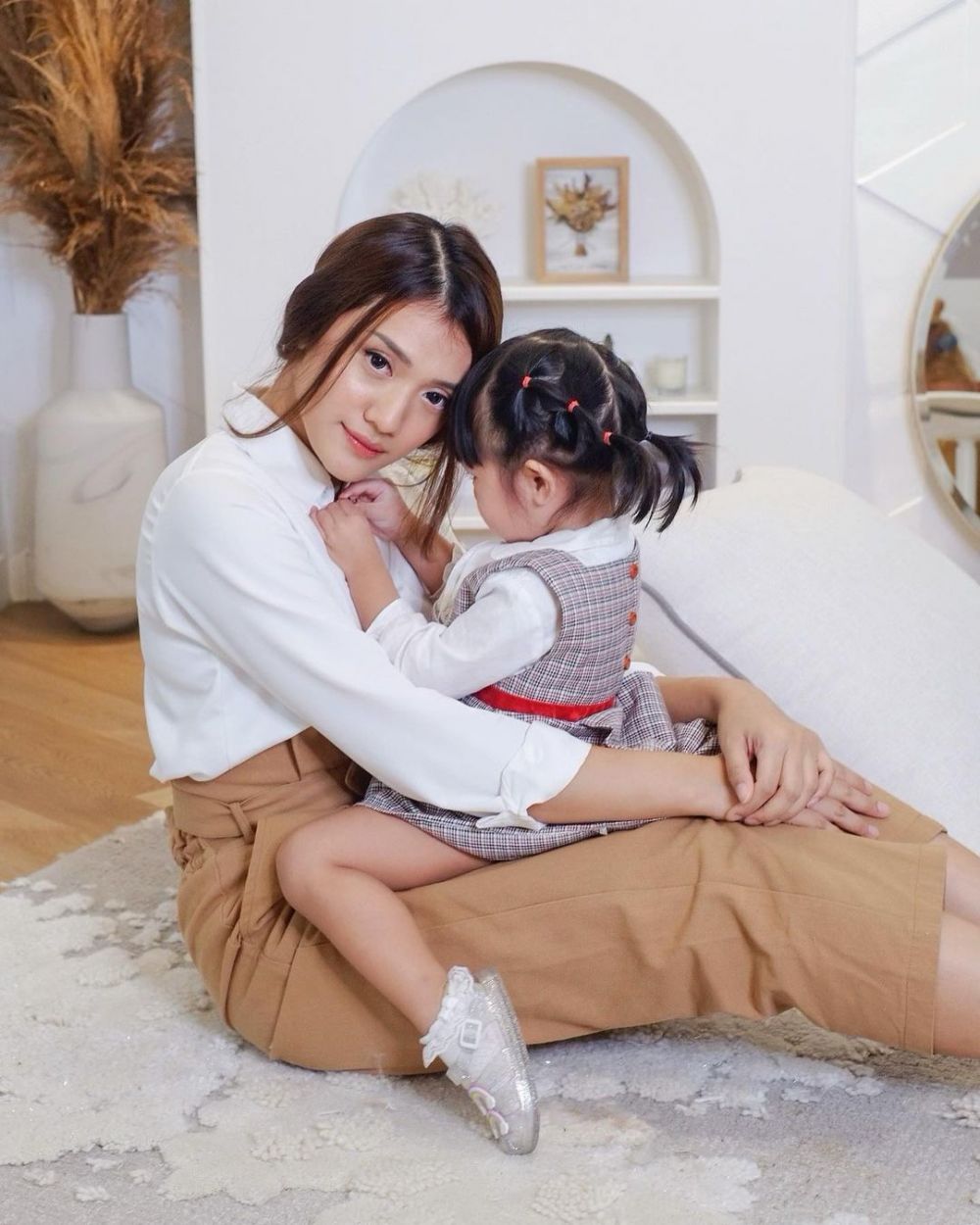 Beda gaya 9 istri komedian saat pemotretan bareng anak, aura keibuannya terpancar