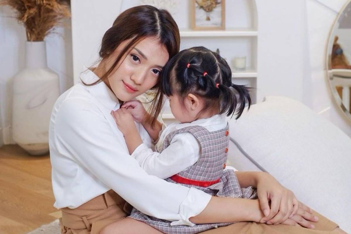 Beda gaya 9 istri komedian saat pemotretan bareng anak, aura keibuannya terpancar