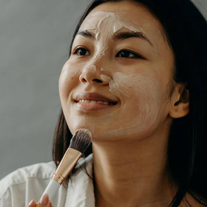Mau eksfoliasi tapi takut iritasi? Ini urutan skincare pakai peeling serum yang tepat agar kulit aman