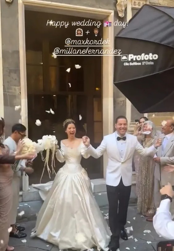 9 Potret Steffi Zamora hadiri pernikahan adik Nino Fernandez, bentuk tubuhnya jadi sorotan