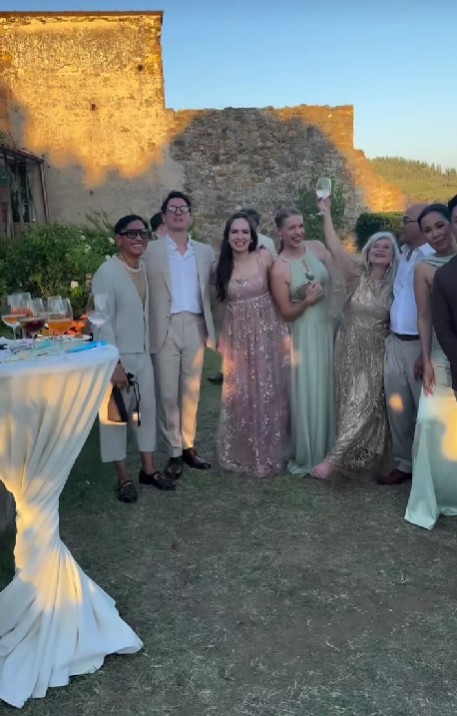 9 Potret Steffi Zamora hadiri pernikahan adik Nino Fernandez, bentuk tubuhnya jadi sorotan