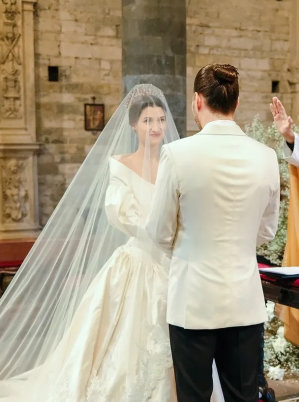 9 Potret Steffi Zamora hadiri pernikahan adik Nino Fernandez, bentuk tubuhnya jadi sorotan