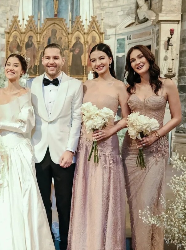 9 Potret Steffi Zamora hadiri pernikahan adik Nino Fernandez, bentuk tubuhnya jadi sorotan