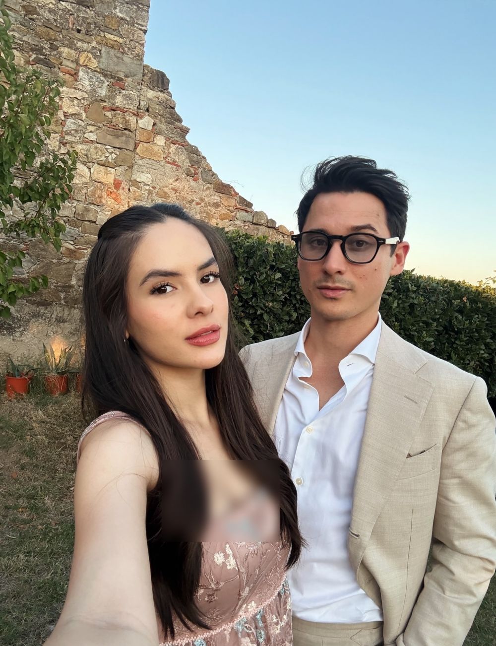 9 Potret Steffi Zamora hadiri pernikahan adik Nino Fernandez, bentuk tubuhnya jadi sorotan