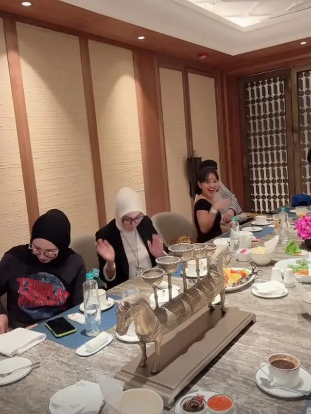 9 Potret Syahrini ngumpul bareng geng HARA usai balik ke Indonesia, pesonanya banjir pujian