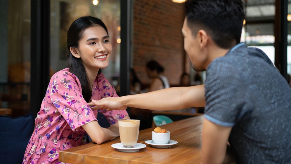 100 Pantun gombalan maut paling absurd 2025, kocak tapi diam-diam bikin baper