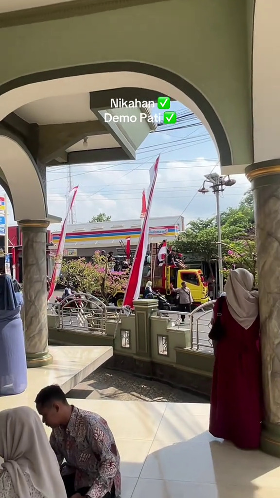Pasangan pengantin di Pati ini jadikan aksi demo sebagai latar foto pernikahan, intip 7 potretnya