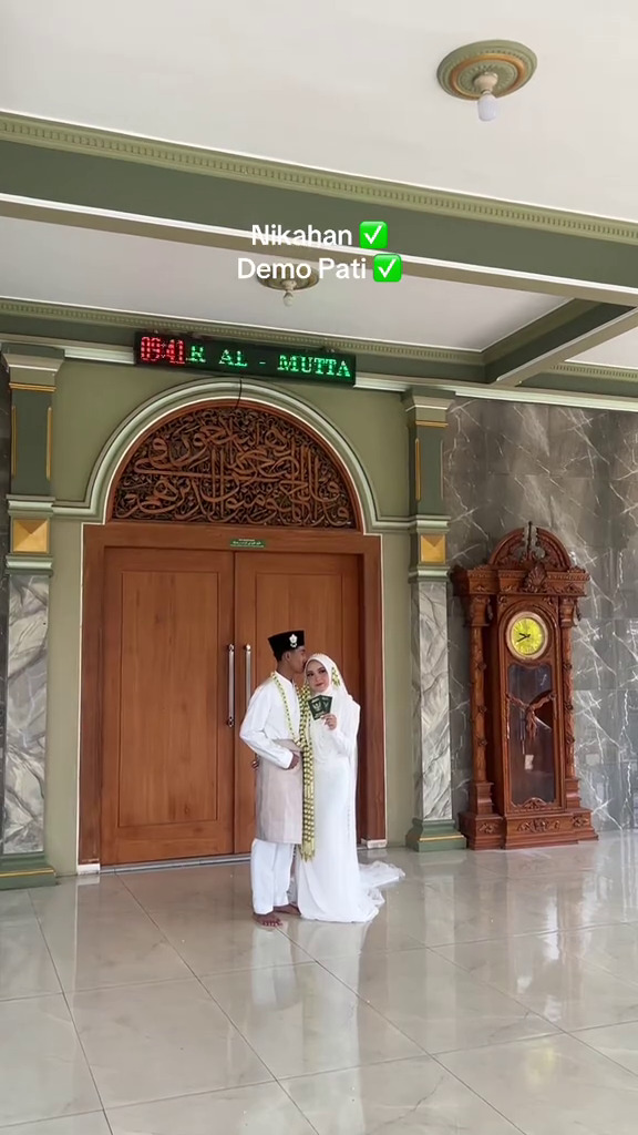 Pasangan pengantin di Pati ini jadikan aksi demo sebagai latar foto pernikahan, intip 7 potretnya