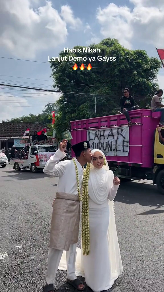 Pasangan pengantin di Pati ini jadikan aksi demo sebagai latar foto pernikahan, intip 7 potretnya
