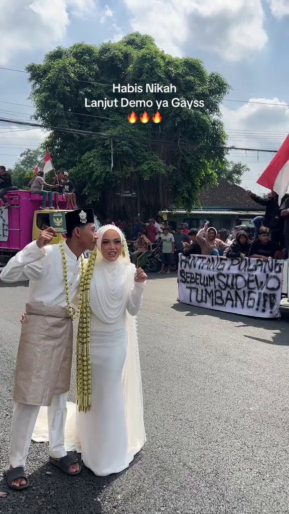 Pasangan pengantin di Pati ini jadikan aksi demo sebagai latar foto pernikahan, intip 7 potretnya