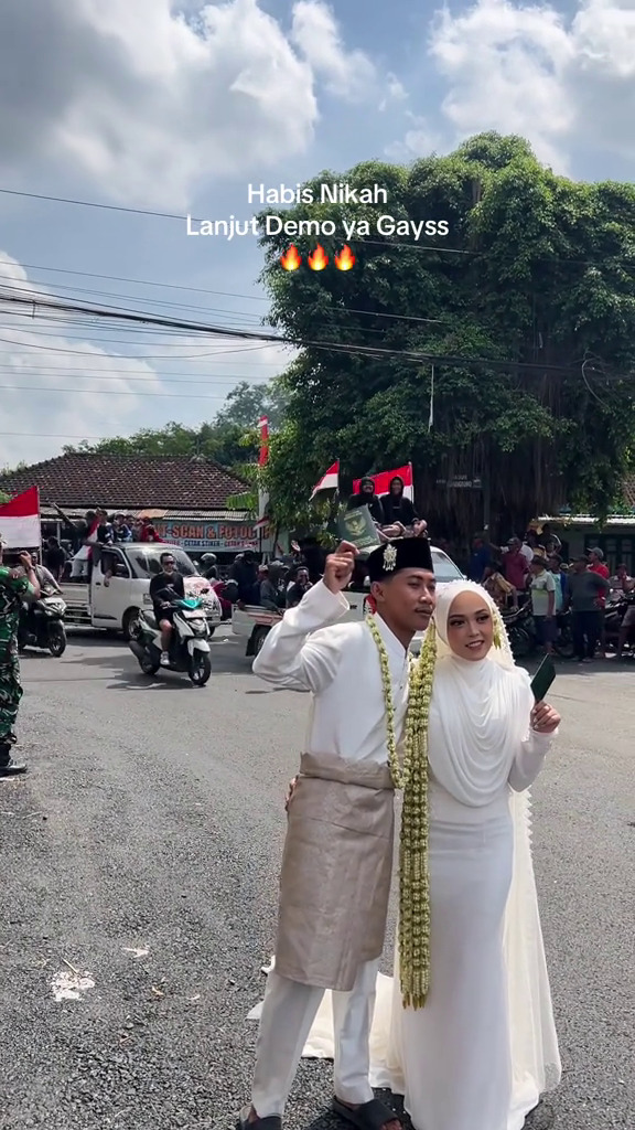 Pasangan pengantin di Pati ini jadikan aksi demo sebagai latar foto pernikahan, intip 7 potretnya
