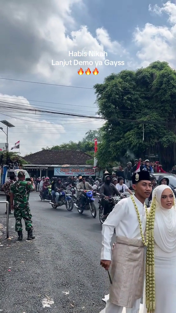 Pasangan pengantin di Pati ini jadikan aksi demo sebagai latar foto pernikahan, intip 7 potretnya