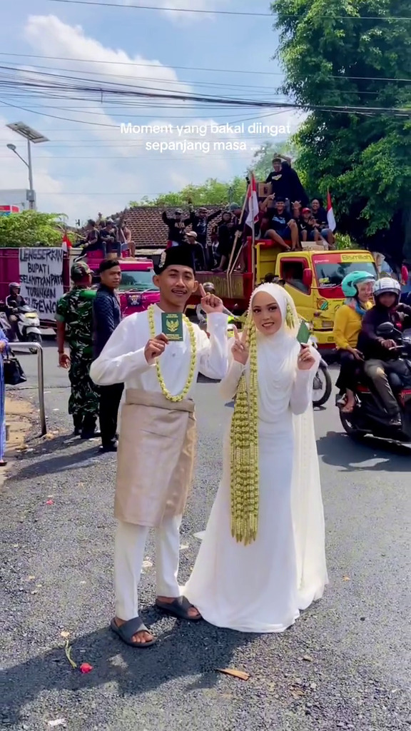 Pasangan pengantin di Pati ini jadikan aksi demo sebagai latar foto pernikahan, intip 7 potretnya
