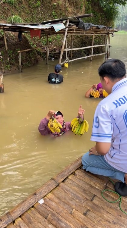 Beratnya cari duit, ibu ini sudah 35 tahun jualan pisang sampai harus nyebur di danau, ini 9 potretnya