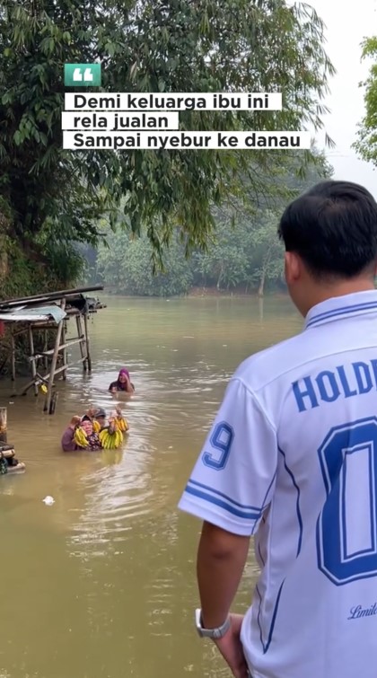 Beratnya cari duit, ibu ini sudah 35 tahun jualan pisang sampai harus nyebur di danau, ini 9 potretnya