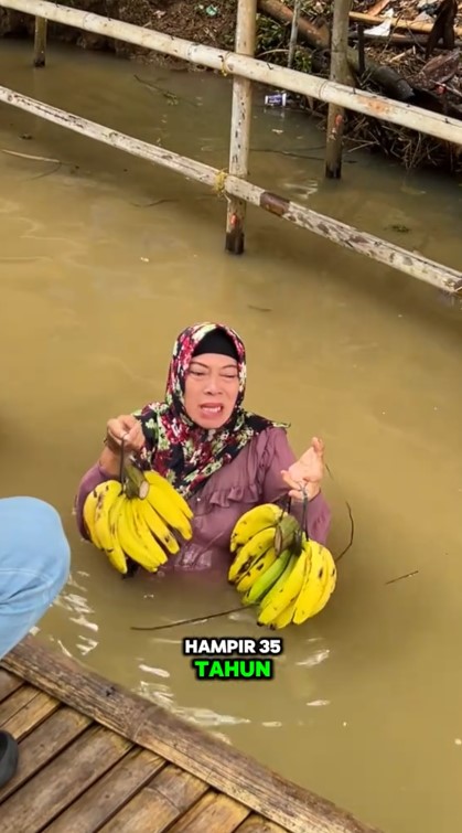 Beratnya cari duit, ibu ini sudah 35 tahun jualan pisang sampai harus nyebur di danau, ini 9 potretnya