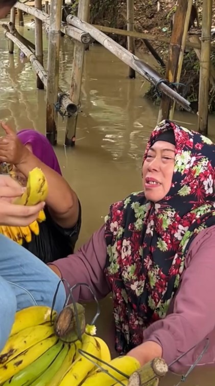 Beratnya cari duit, ibu ini sudah 35 tahun jualan pisang sampai harus nyebur di danau, ini 9 potretnya