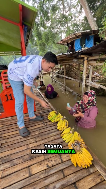 Beratnya cari duit, ibu ini sudah 35 tahun jualan pisang sampai harus nyebur di danau, ini 9 potretnya