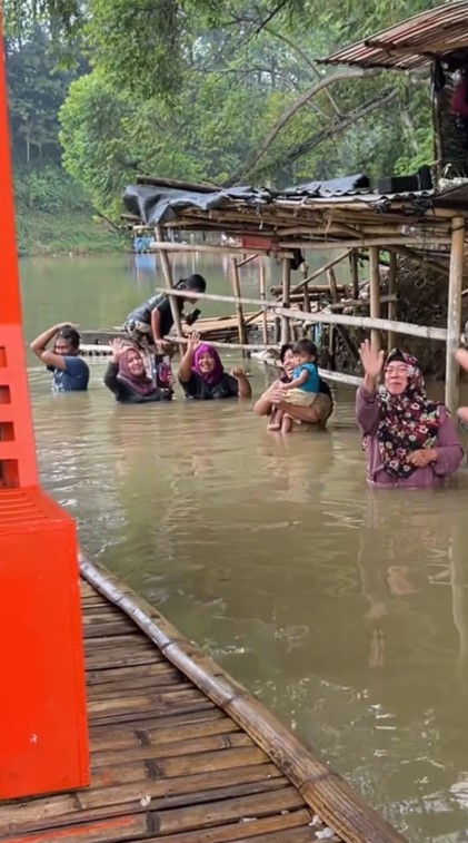 Beratnya cari duit, ibu ini sudah 35 tahun jualan pisang sampai harus nyebur di danau, ini 9 potretnya