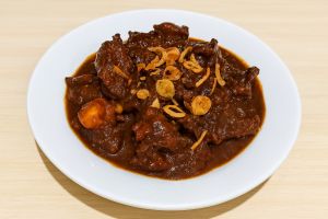 Hemat gas! Ini cara mudah memasak semur daging sapi empuk yang bikin nagih