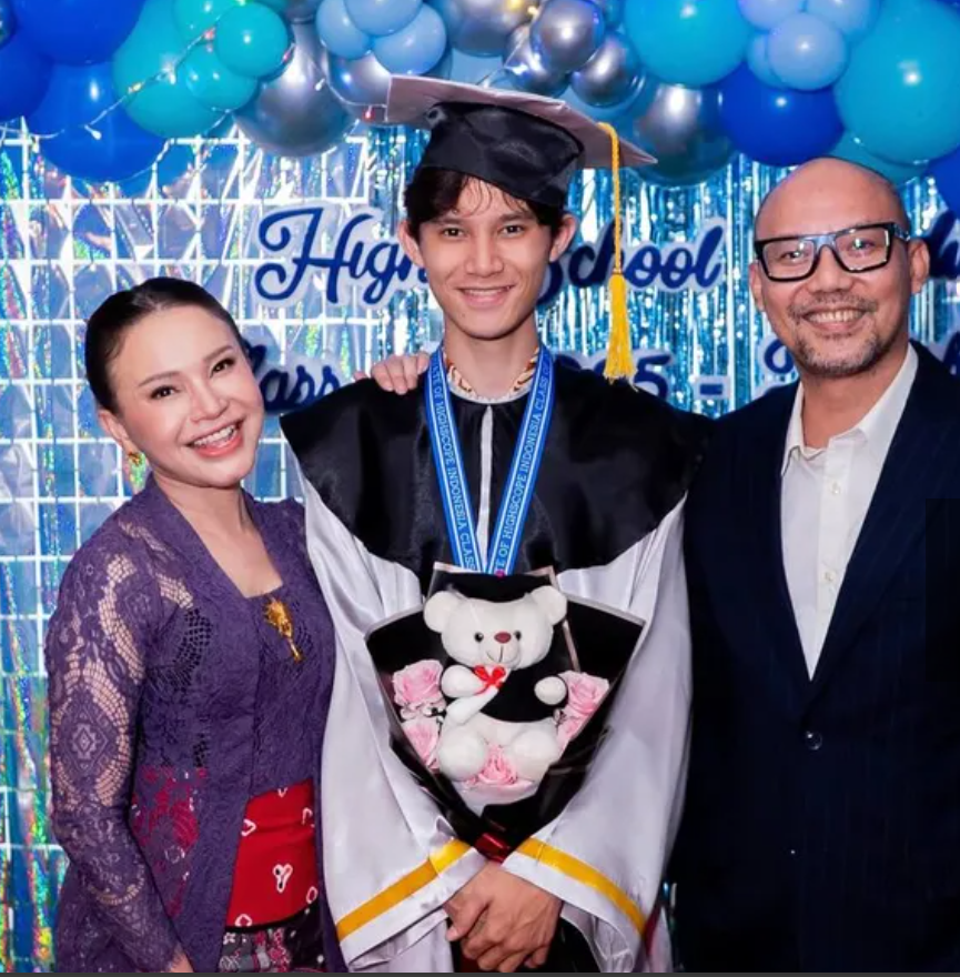 Makin tampan di usia 18 tahun, ini 9 potret kece anak Rossa dan Yoyo Padi