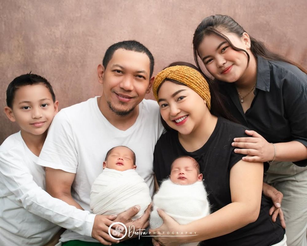 Mpok Alpa tinggalkan empat anak, ini 9 potret kenangannya bareng keluarga, selalu tampil ceria