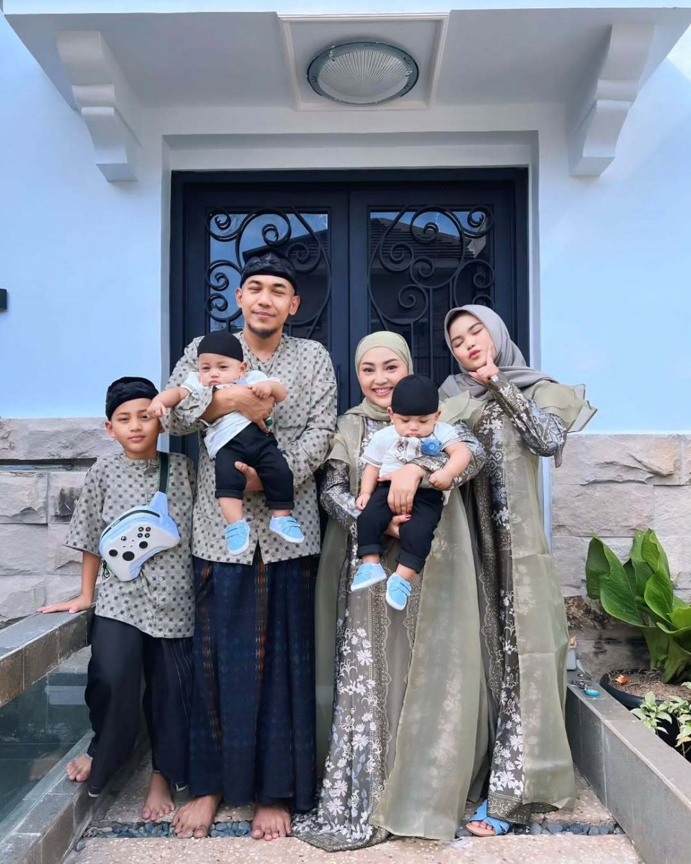Mpok Alpa tinggalkan empat anak, ini 9 potret kenangannya bareng keluarga, selalu tampil ceria