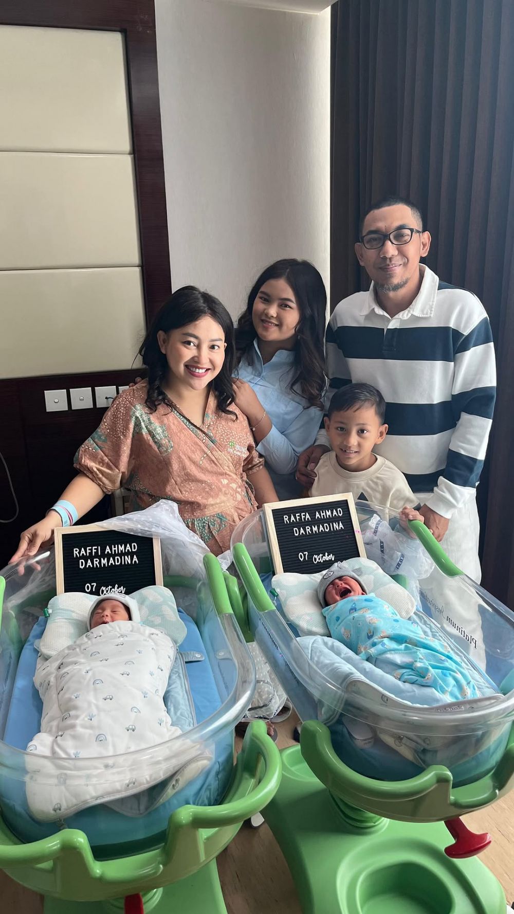 Mpok Alpa tinggalkan empat anak, ini 9 potret kenangannya bareng keluarga, selalu tampil ceria